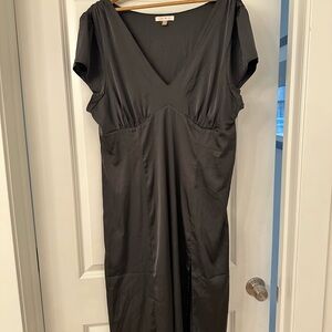 Backyard Roses Black V-Neck Midi Dress with Short Sleeves